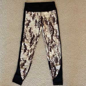 Manduka Legging. Wrap up legging. Sidewinder print. size M NWT